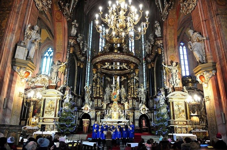 Występ jednego z nielicznych chórów na wspólnym kolędowaniu