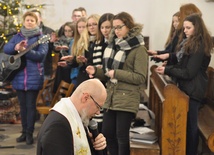 Ks. Adamczyk poprosił młodych o modlitwę nad nim przed konferencją.