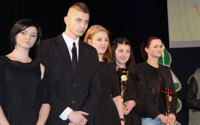 Wśród zespołów najlepsza była śpiewająca grupa z Goździkowa. Pierwszą nagrodę wyśpiewała Emilia Kremza (z prawej) z ośrodka w Kolonii Ossie 