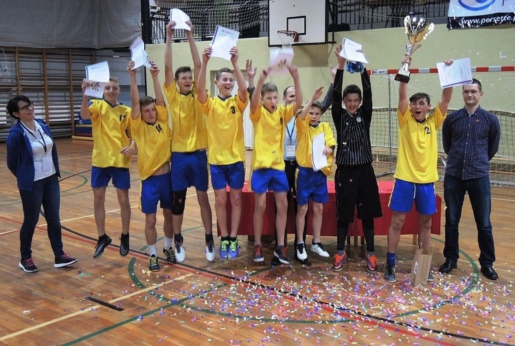 Młodzi piłkarze z Rajczy - najlepsza drużyna halowego turnieju Bosko Cup