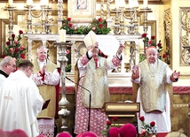 Publiczne ukazanie bulli papieskiej przez nuncjusza apostolskiego abp. Salvatore Pennacchia, mianującej abp. Marka Jędraszewskiego metropolitą krakowskim.