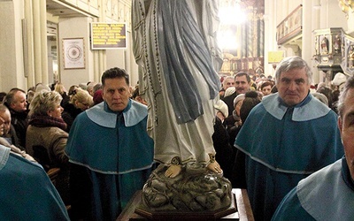 Ludzi przyciąga tutaj wielkie nabożeństwo  do Matki Bożej z Lourdes.