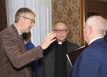 Peter Schabe z Niemiecko--Polskiej Fundacji Ochrony Zabytków Kultury (pierwszy z lewej), ks. Jarosław Stoś i wicewojewoda Robert Paluch.