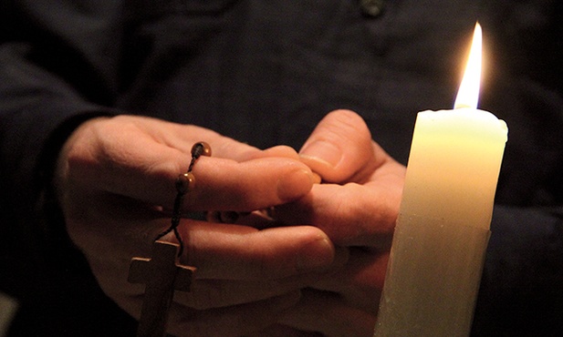 Odmówienie Koronki  do Bożego Miłosierdzia  i zapalenie gromnicy podczas odejścia bliskich daje wyciszenie.