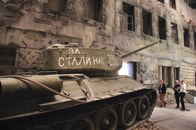 ◄	Duże wrażenie na zwiedzających robi scenografia przedstawiająca zrujnowaną ulicę.  Na gruzowisku kamienicy góruje sowiecki czołg.