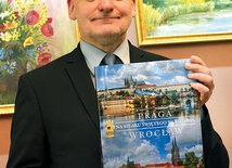 Julian Golak, inicjator Szlaku św. Wojciecha, z radością prezentuje pierwszą tak bogatą publikację na ten temat.