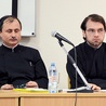 Od lewej: ks. prof. Constantin Băjău i ks. dr Ioniţă Apostolache.