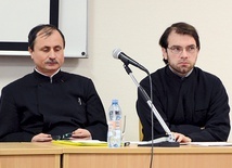 Od lewej: ks. prof. Constantin Băjău i ks. dr Ioniţă Apostolache.
