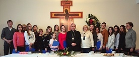 Bp Jan Kopiec spotkał się z młodzieżą i nauczycielami szkoły. Razem z senatorem Krystianem Probierzem objął patronat nad ich występami w Gliwicach.