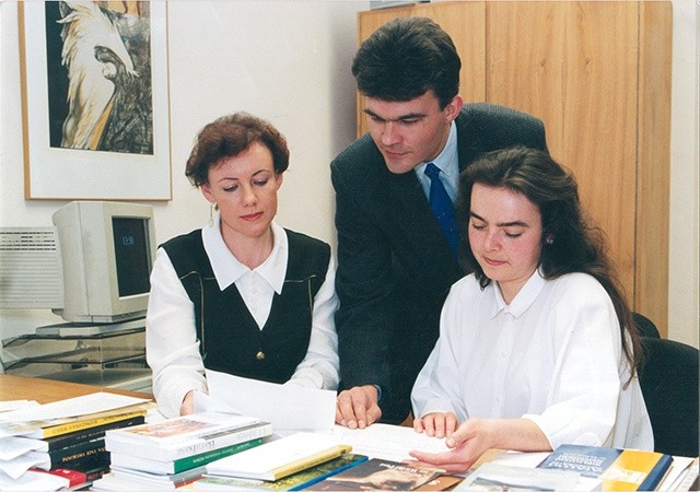 Ekipa „Gościa Katowickiego” w 1998 roku: Kornelia Banaś, Mirosław Rzepka i Anna Burda.