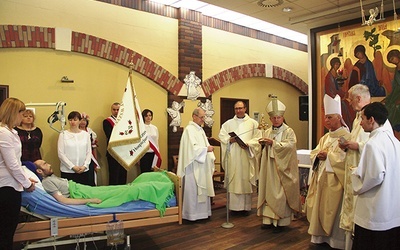 Abp Mokrzycki przekazał relikwie na ręce 30-letniego Michała.