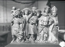 XVI-wieczne rzeźby świętych ze spalonego przez Wehrmacht kościółka w Pszczynie.
