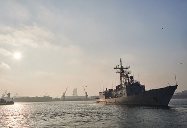 Fregata rakietowa ORP Gen. T. Kościuszko wychodzi z portu wojennego w Gdyni. 
