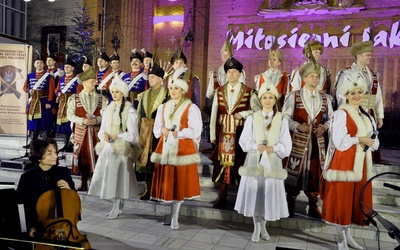 Orkiestra zaprezentowała kilkadziesiąt utworów, w tym znane polskie kolędy i pastorałki