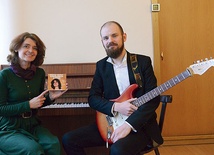 ▲	Małgorzata Nowak-Kępczyk i Łukasz Bizoń zachęcają  do wysłuchania piosenek, które zbliżają do Boga.