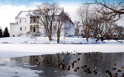 ▲	Odrestaurowany zamek w Szydłowcu i otaczający go park urzekają pięknem i harmonią.