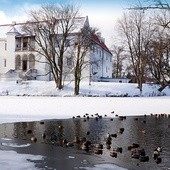 ▲	Odrestaurowany zamek w Szydłowcu i otaczający go park urzekają pięknem i harmonią.