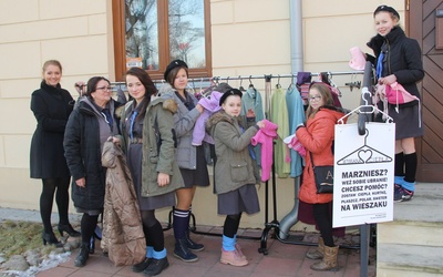 Harcerki zawieszają nowe ubrania. Z lewej Anna Malinowska. Obok Małgorzata Kowalska, mama pani Anny