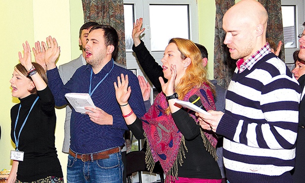 Grzybowo, modlitwa uwielbienia we Wspólnocie Emmanuel. Radość najłatwiej przeżywać wśród braci i sióstr