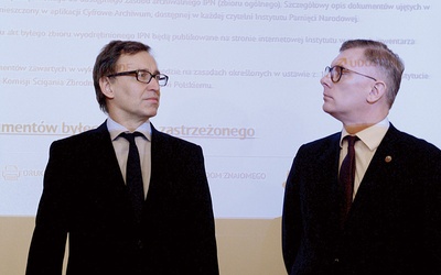Prezes Instytutu Pamięci Narodowej Jarosław Szarek (z lewej) i dyrektor Wojskowego Biura Historycznego, a zarazem członek Kolegium IPN Sławomir Cenckiewicz podczas prezentacji zbioru zastrzeżonego.