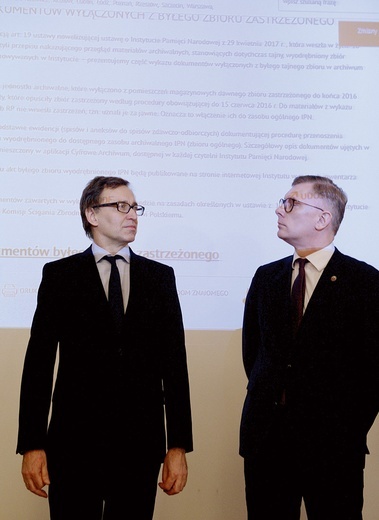 Prezes Instytutu Pamięci Narodowej Jarosław Szarek (z lewej) i dyrektor Wojskowego Biura Historycznego, a zarazem członek Kolegium IPN Sławomir Cenckiewicz podczas prezentacji zbioru zastrzeżonego.