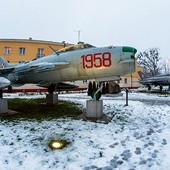 W Redzikowie udało się zachować wszystkie 4 typy samolotów, używanych w 28. Pułku Lotnictwa Myśliwskiego, poczynając od MiG-a-17, na ­­MiG-u-23 kończąc. W oddali z prawej strony widać wejście na teren bazy.
