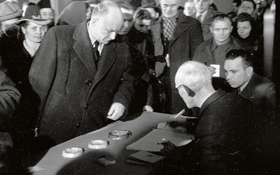 Stanisław Mikołajczyk w lokalu Komisji Wyborczej nr 21 przy ul. Mokotowskiej 12, podczas wyborów do Sejmu 19 stycznia 1947 roku.