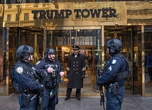 To tylko tak groźnie wygląda – po przejściu kontroli bagażu bez trudu dostaliśmy się do środka.