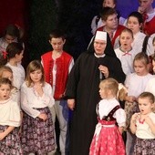 Pod przewodnictwem s. Jadwigi Wyrozumskiej, elżbietanki, cieszyńscy aktorzy głoszą Dobrą Nowinę...