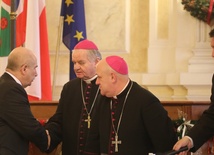 Bp Tadeusz Rakoczy i bp Piotr Greger z prezydentem Jackiem Krywultem i przewodniczącym Jarosławem Klimaszewskim