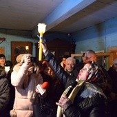 Płomieniem gromnicy kopcono znak krzyża na belce stropowej, by zapewnić domowi Bożą opiekę