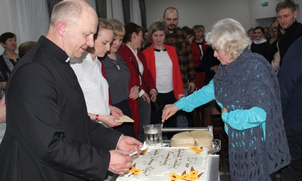 Ks. Sławomir Płusa zaprasza na urodzinowy tort