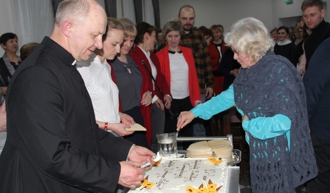 Ks. Sławomir Płusa zaprasza na urodzinowy tort