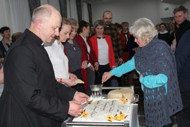 Ks. Sławomir Płusa zaprasza na urodzinowy tort