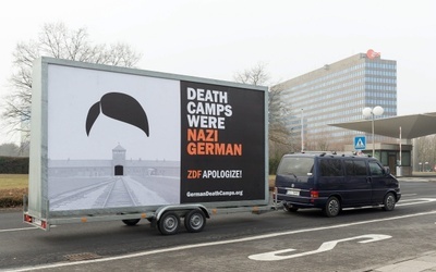 Billboard "Death Camps Were Nazi German" pod siedzibą BBC