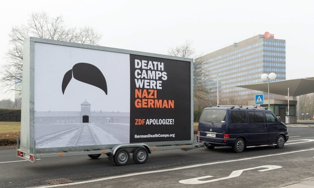 Billboard "Death Camps Were Nazi German" pod siedzibą BBC
