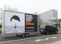 Billboard "Death Camps Were Nazi German" pod siedzibą BBC