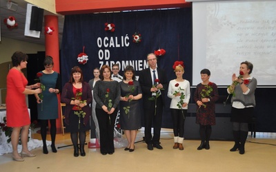 Symboliczne róże i pamiątkowe dyplomy otrzymali wszyscy zaproszeni goście, związani ze szkołą na przestrzeni lat. 