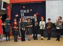 Symboliczne róże i pamiątkowe dyplomy otrzymali wszyscy zaproszeni goście, związani ze szkołą na przestrzeni lat. 