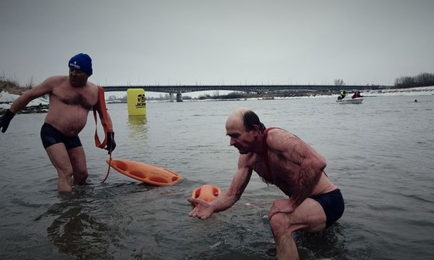 Zimą wpław przez Wisłę