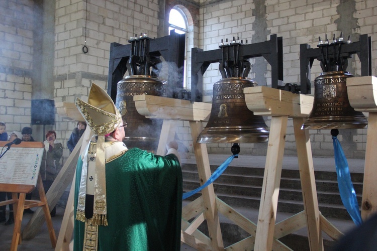 Uroczyste poświęcenie dzwonów w Luzinie
