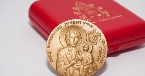 Wylicytuj papieskie medale!