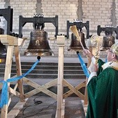 ▲	Abp Sławoj Leszek Głódź poświęcił nowe dzwony.