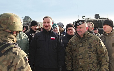 Prezydent Andrzej Duda z gen. Jarosławem Miką, dowódcą 11. Lubuskiej Dywizji Kawalerii Pancernej w Żaganiu.