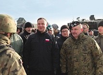 Prezydent Andrzej Duda z gen. Jarosławem Miką, dowódcą 11. Lubuskiej Dywizji Kawalerii Pancernej w Żaganiu.