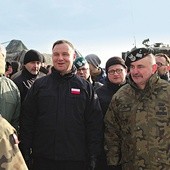 Prezydent Andrzej Duda z gen. Jarosławem Miką, dowódcą 11. Lubuskiej Dywizji Kawalerii Pancernej w Żaganiu.