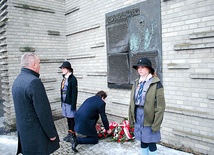 ▲	Przed tablicą Eugeniusza Kwiatkowskiego władze miasta złożyły kwiaty.