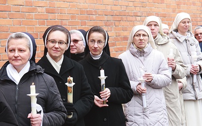 W czasie Mszy św. osoby żyjące radami ewangelicznymi odnowiły śluby zakonne