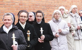 W czasie Mszy św. osoby żyjące radami ewangelicznymi odnowiły śluby zakonne