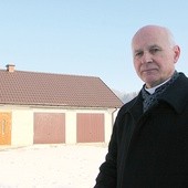 Ks. Stanisław Kuboń przed pomnikiem miłosierdzia – budynkiem, w którym będzie przechowywany sprzęt dla chorych.